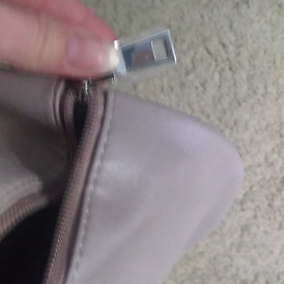 EUC PINK FAUX PLEATHER DUFFLE BAG - Picture 2 of 5